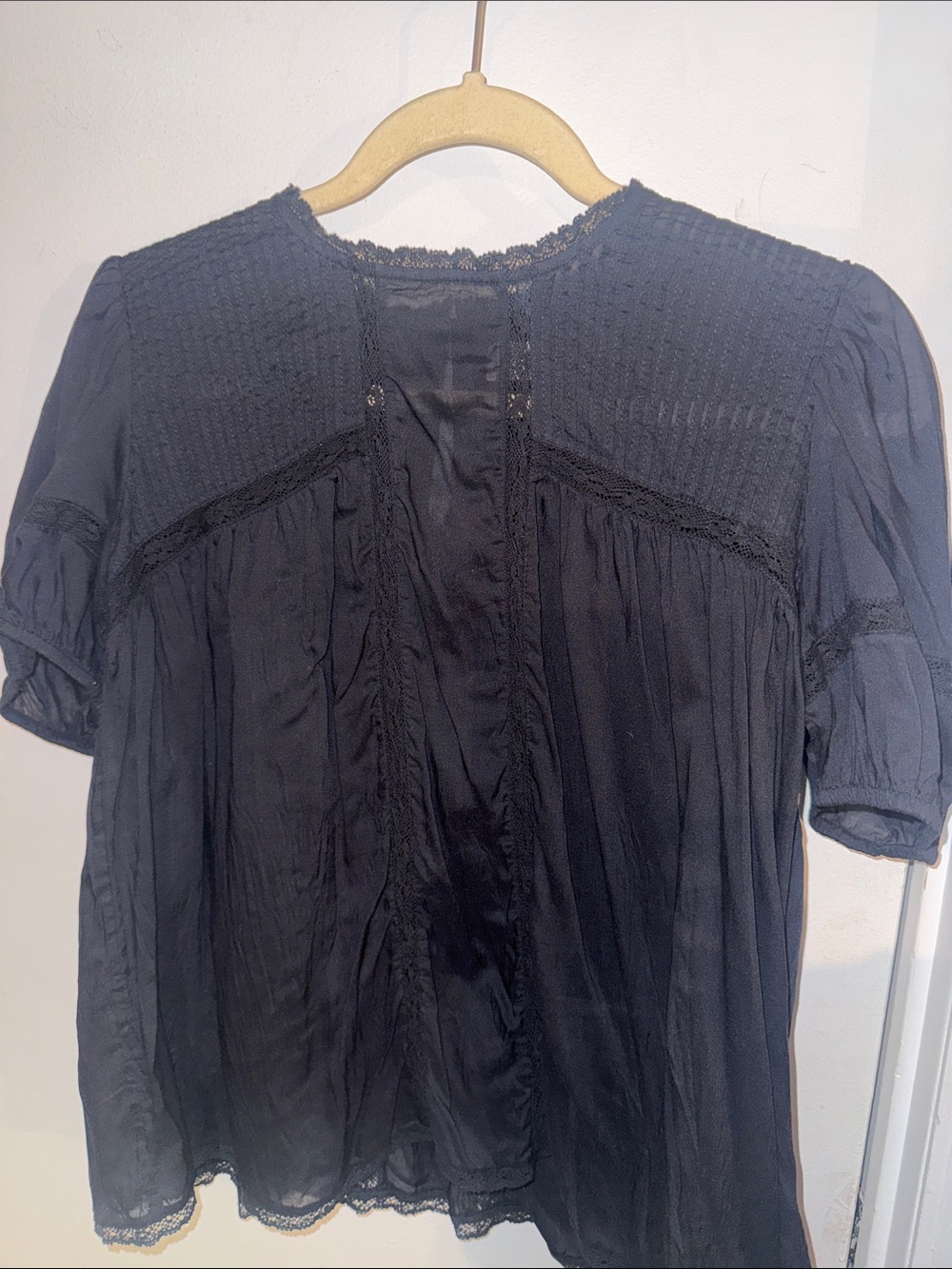 Aritzia Wilfred black puff-sleeve peasant blouse. Never worn. Size small.